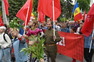 Amenzi, în Republica Moldova, după ce au purtat panglica interzisă. Câte persoane riscă sancțiuni