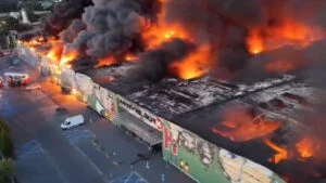 Incendiu devastator la un important centru comercial. Autoritățile au emis un mesaj de alertă