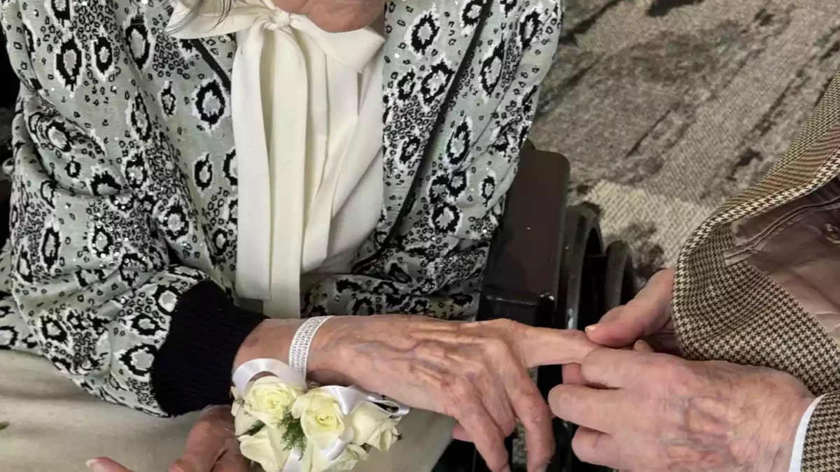 Dragostea nu are vârstă. Un cuplu, el 100 de ani și ea 102 ani, s-a căsătorit după nouă ani de la prima întâlnire. Foto