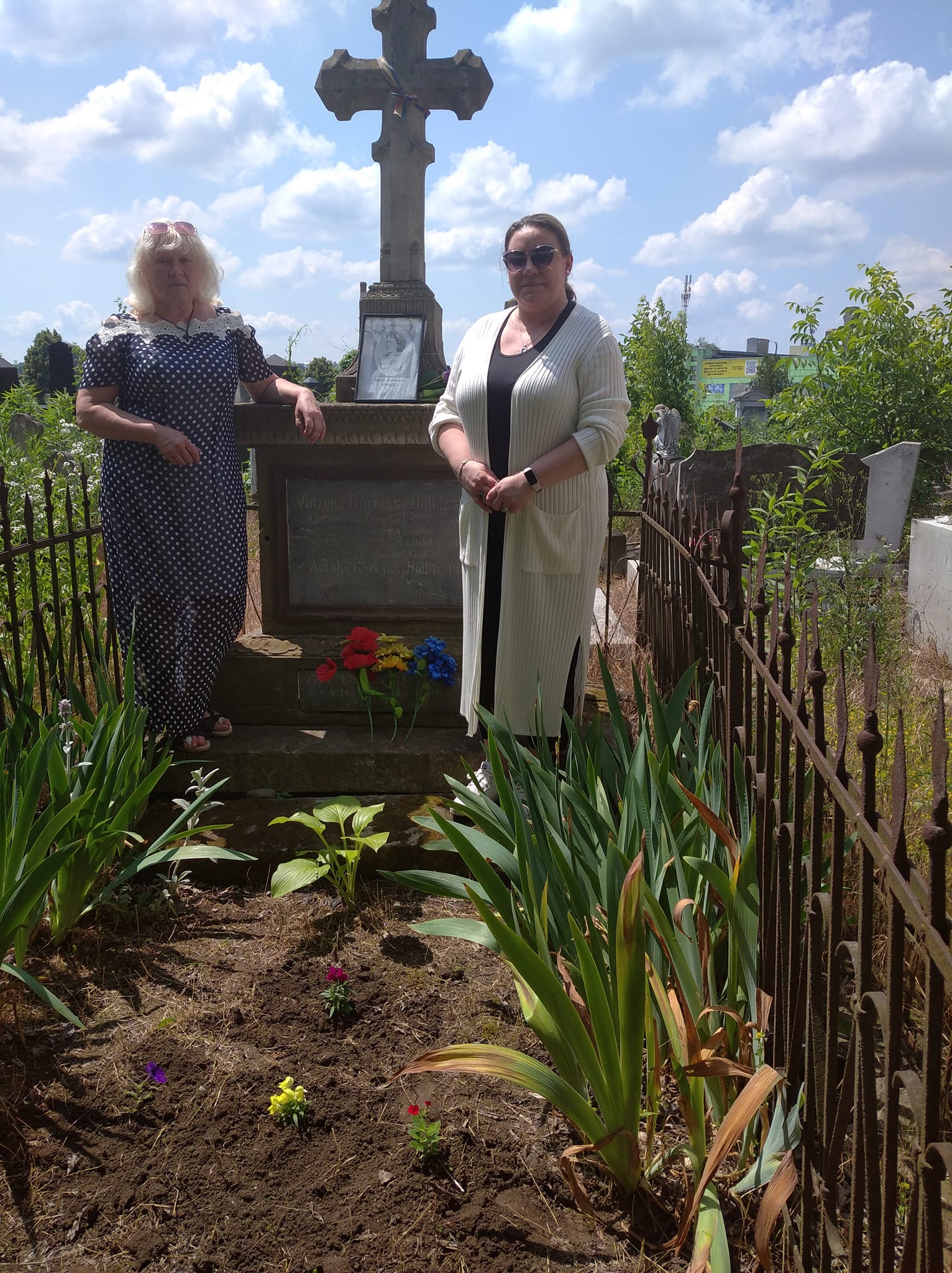 La mormântul Aglaiei Drogli, sora lui Mihai Eminescu