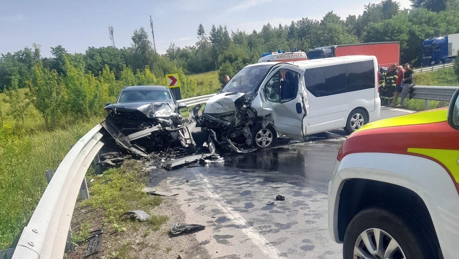 Accident pe DN 68A. Zece persoane rănite după coliziunea între un microbuz și un autoturism