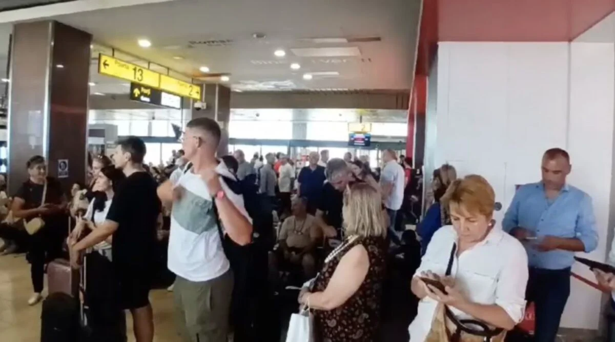 Aeroportul Otopeni, în plin haos. Pasagerii au agresat angajații unei companii. De ce s-au revoltat oamenii