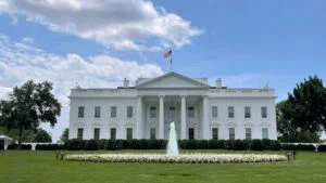 Casa Albă schimbă foaia și lansează o nou versiune a paginii pentru Covid-19. Ce teorii propune Trump