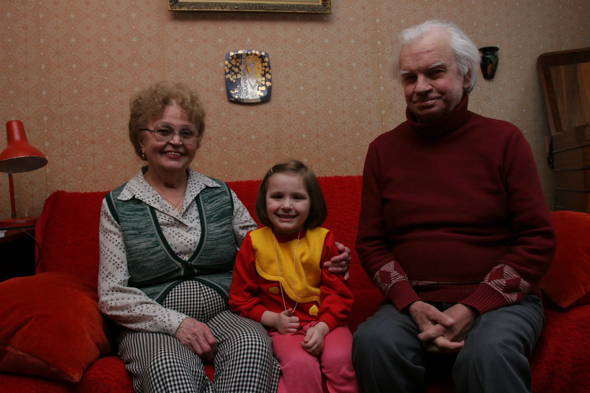 Claudia Cobasnian și Victor Chilianciuc, cu nepoțica, 2006