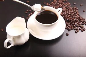 Consumul de cafea și statul îndelungat pe scaun. Ce spun ultimele studii