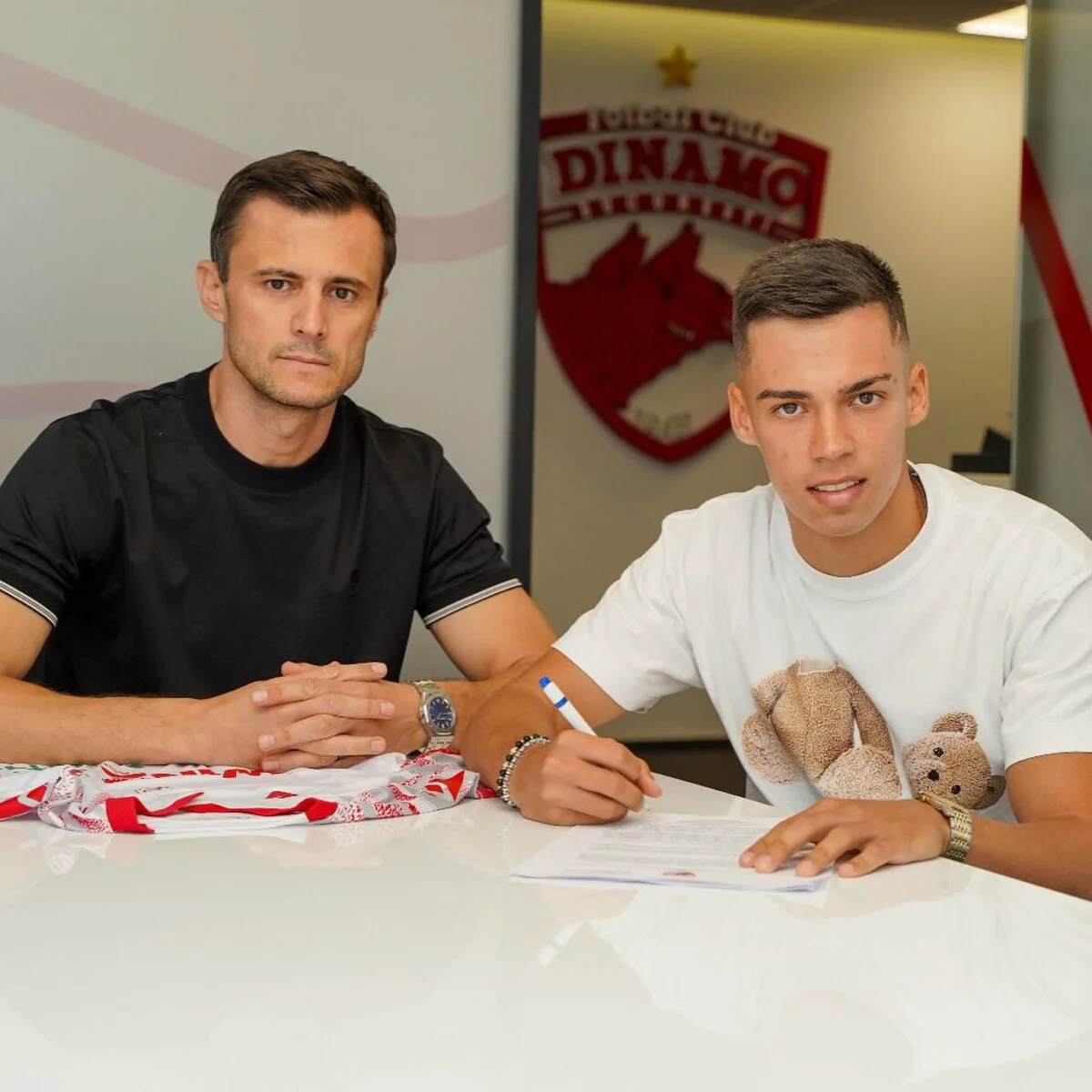 Dinamo a semnat cu un fost jucător de la Arsenal Londra: „Bine ai venit, Cătălin Cîrjan”