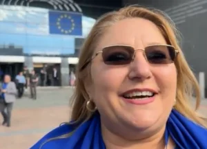 Scandal! Diana Șoșoacă, dată afară cu forța din plenul Parlamentului European. Video