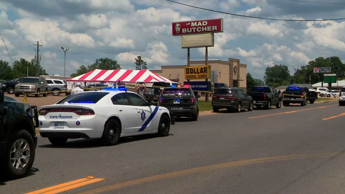 Trei persoane au murit într-un atac armat produs într-un magazin în Arkansas