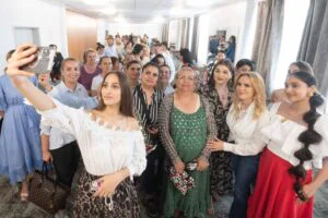 Gabriela Firea, întâlnire cu femeile rome înaintea alegerilor