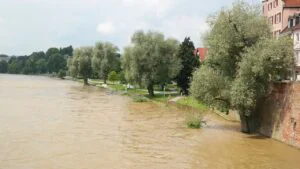 Risc de inundații în mai multe județe. România trece dintr-o extremă în alta