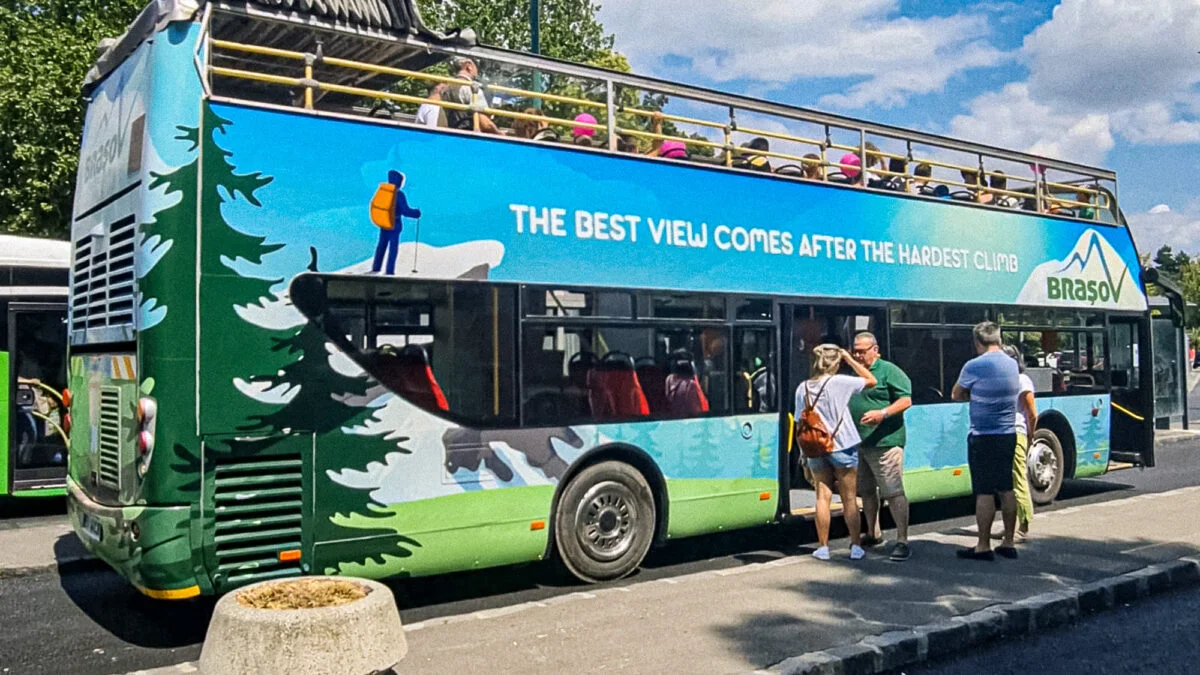 Turiștii și brașovenii, plimbări cu autobuzul supraetajat. Se va putea admira centrul istoric de la înălțime