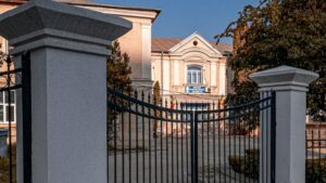 Doi medici, obligați să plătească daune de sute de mii de euro unei paciente. Dosarul de malpraxis, judecat la Iași