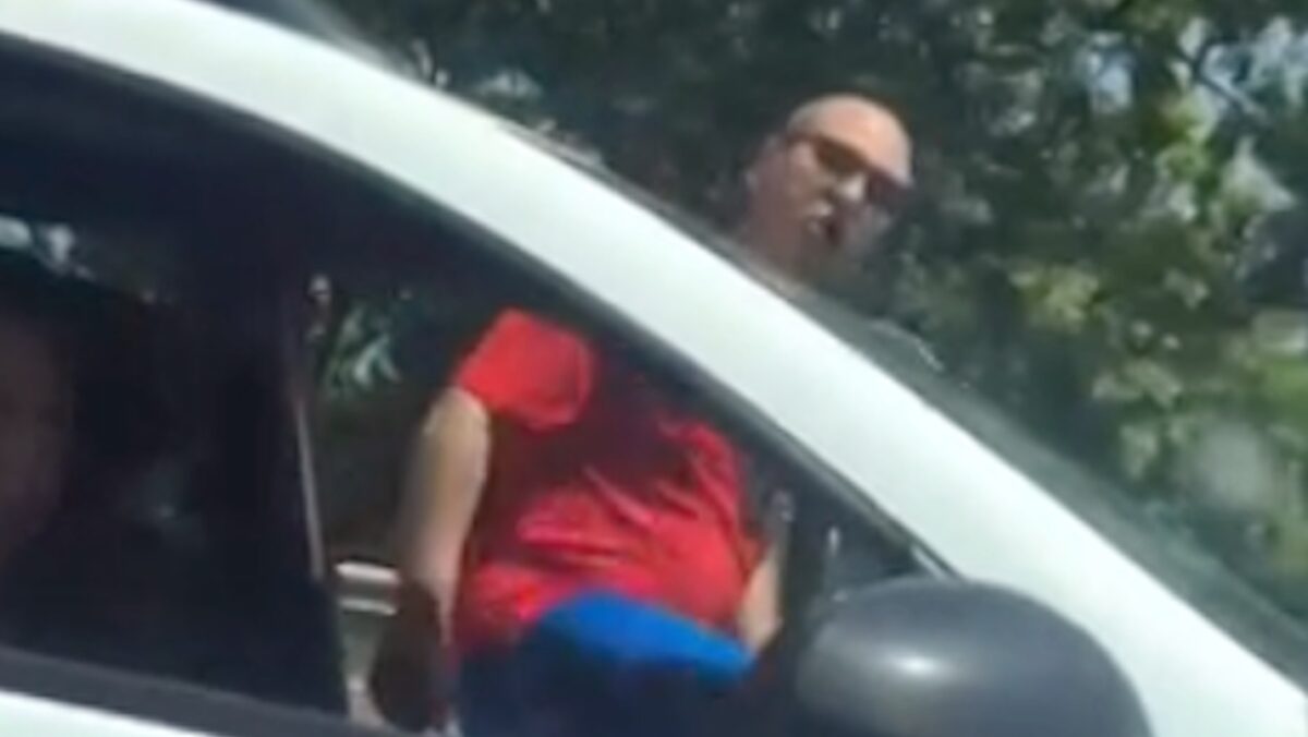 Șofer agresiv, filmat în timp ce lovește o mașină în care se aflau copii