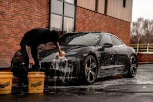 Ce amenzi riscă cei care își spală mașina în fața blocului
