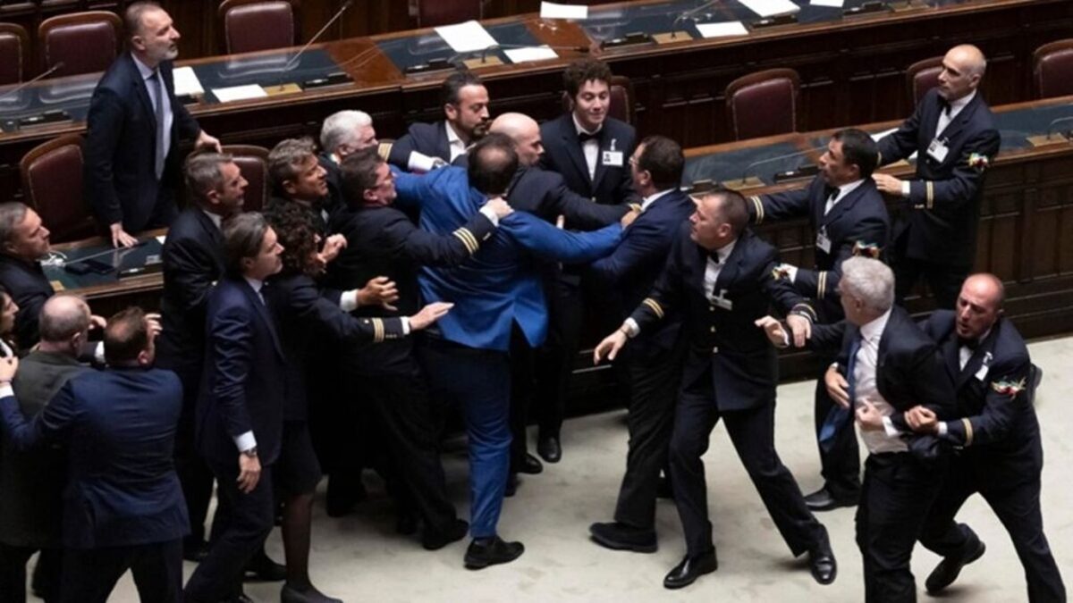 Încăierare în Parlamentul Italiei. Momentul în care deputații s-au luat la bătaie. Video
