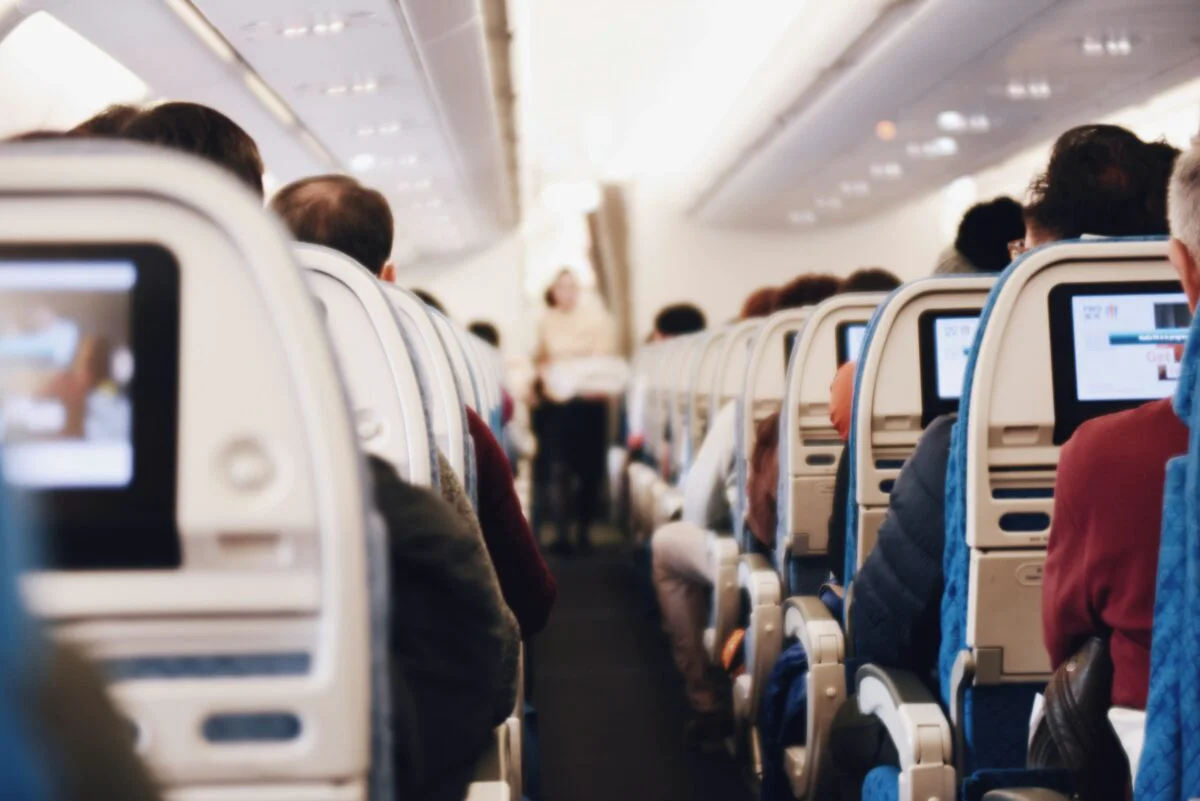 Gestul banal pentru care pasagerii unor companii aeriene sunt amendați