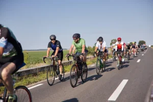 Tineri pasionați de ciclism, antrenament pentru o cursă caritabilă de la Chișinău la Vama Veche