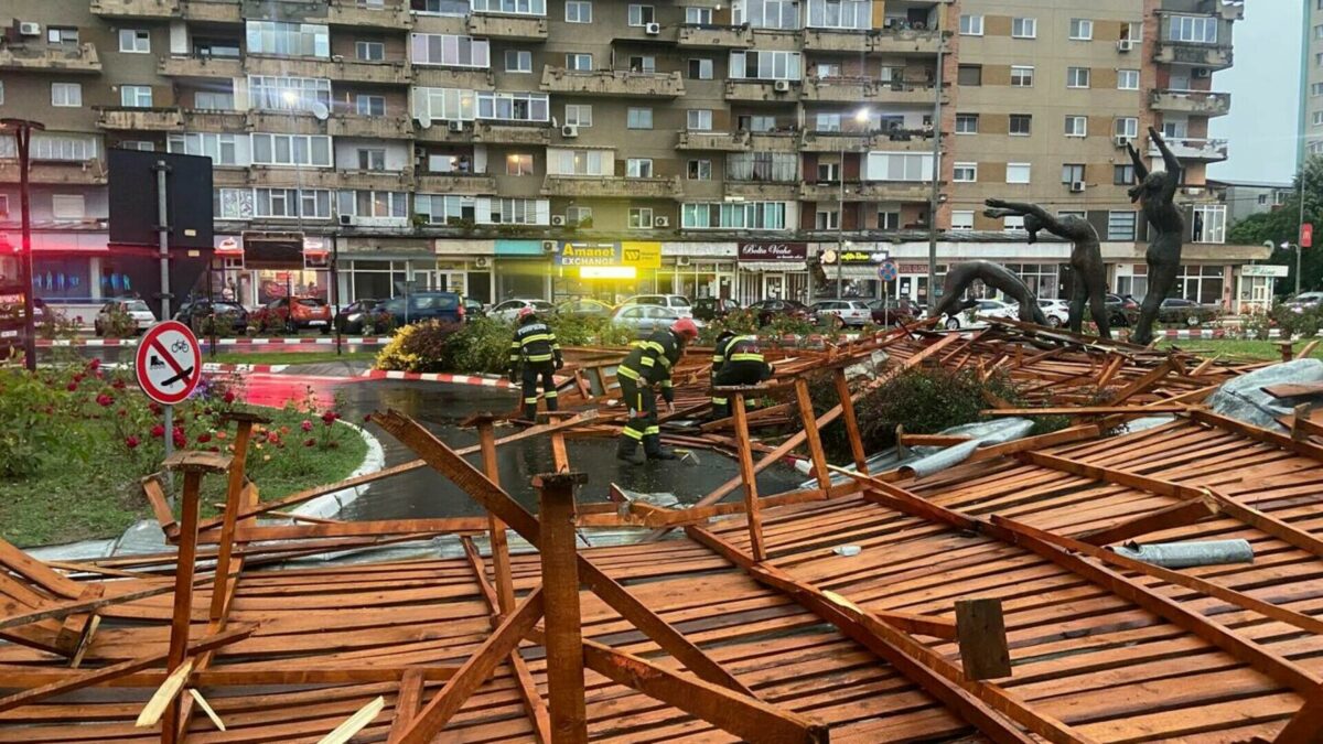 Cod roșu de furtuni. Peste 30 de localități din România au înregistrat pagube majore