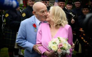 Nuntă după 80 de ani de la Debarcarea din Normandia. Un veteran american s-a căsătorit în Carentan