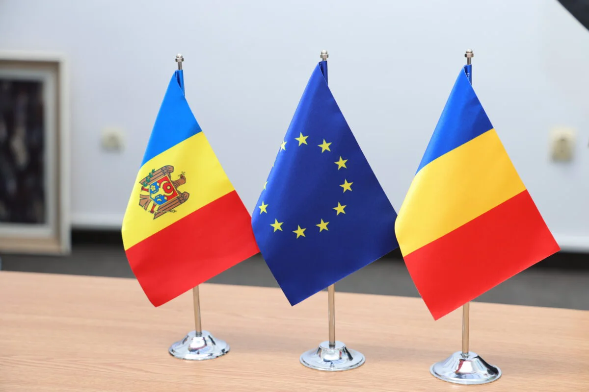 Drapelul R. Moldova, UE și României