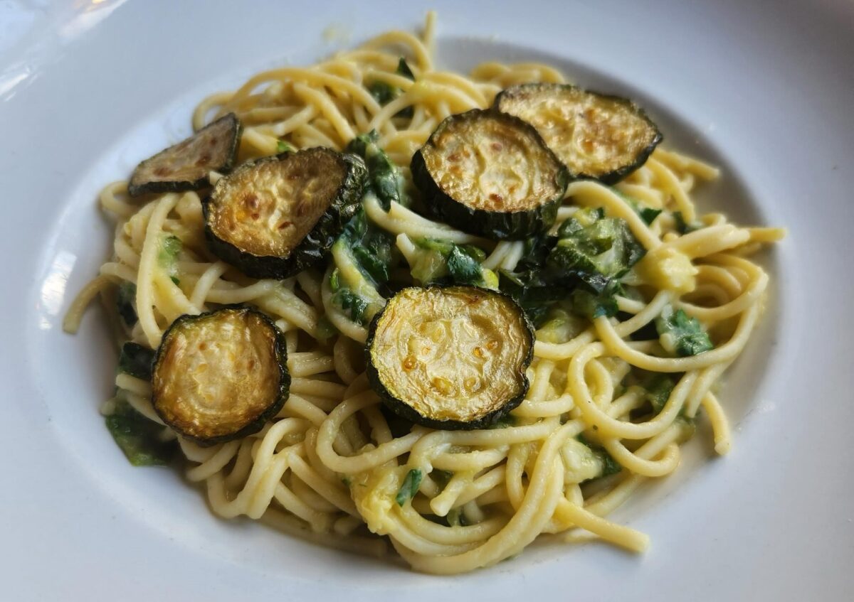 Rețete cu gust de Italia. Cum poți prepara în timp record spaghete cu dovlecel, busuioc și brânză