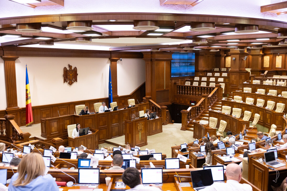 O inițiativă legislativă scandaloasă din Republica Moldova, luată în furci, de politicieni de pe baricade diferite