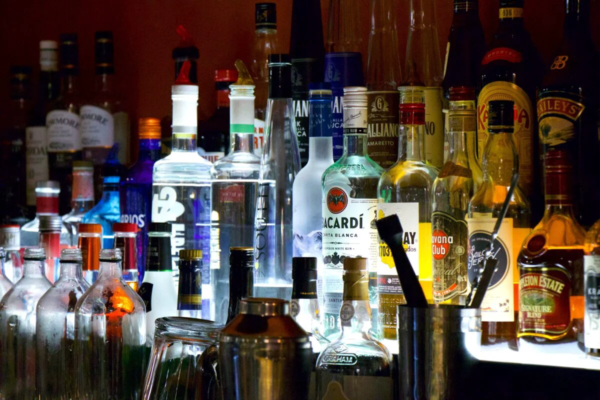 Cât timp rămâne alcoolul în organism? Durata testelor de urină, respirație, sânge