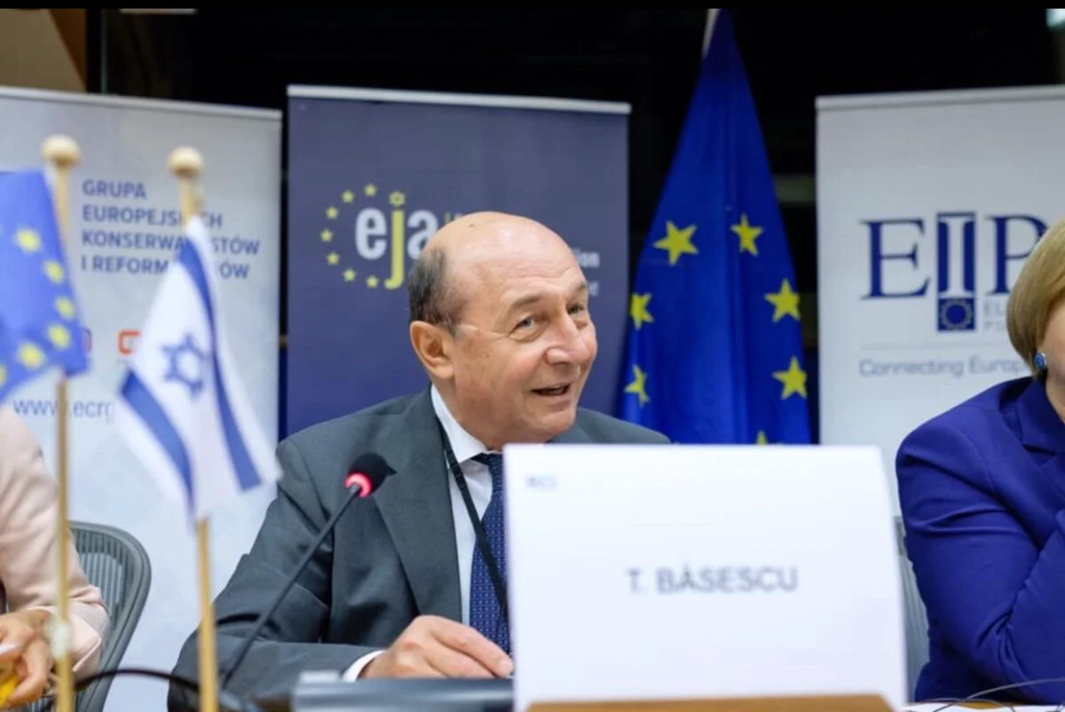 Traian Băsescu, despre pensiile majorate: Dacă aduci adeverință, mai calculează trei lei acolo sau cinci lei