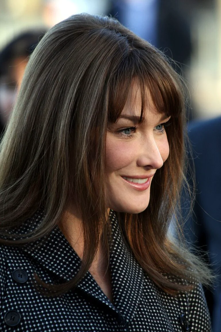 Carla Bruni, plasată sub control judiciar într-un caz de corupție