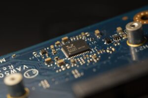 Europa, dependență riscantă de China comunistă la cipuri low-tech