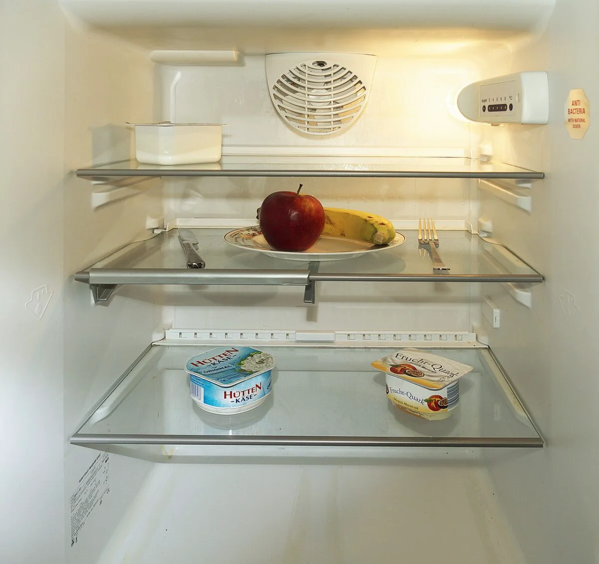 Cum să păstrezi frigiderul curat. Un truc neobișnuit, dar eficient