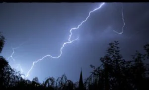 Furtuni, descărcări electrice, averse și temperaturi caniculare în weekend. Prognoza meteo actualizată