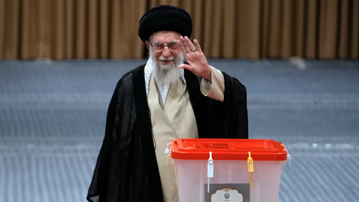 Iranienii votează în turul doi al alegerilor prezidențiale. Sondajele arată o cursă strânsă