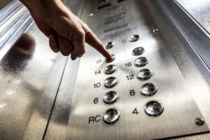 Un bărbat din Baia Mare a căzut de la etajul 7 direct în puțul liftului: Am auzit o bufnitură și țipete disperate
