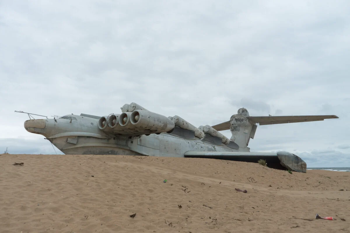 Un „monstru” uitat pe țărmul Mării Caspice: Ekranoplanul MD -160 LUN