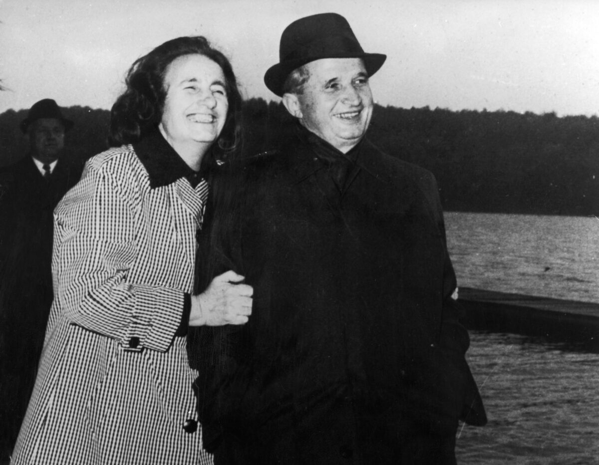 Cum s-au cunoscut soții Ceaușescu și cum a fraudat dictatorul un concurs de frumusețe în favoarea Elenei