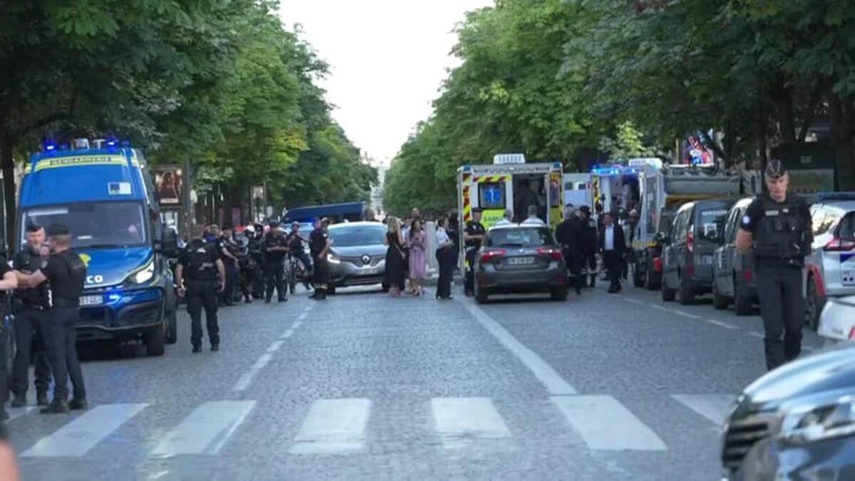 Atac cu cuțitul în Paris: Un polițist a fost rănit. Agresorul, în stare critică