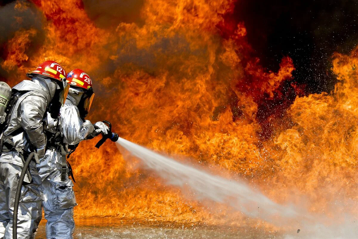 Incendiu puternic în Italia. Autoritățile au evacuat peste 1200 de turiști