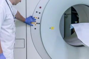 Medicii emit un avertisment cu privire la riscurile RMN, după moartea unui bărbat cu lanț la gât