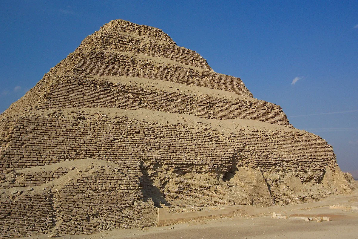 Un nou studiu sugerează că prima piramidă egipteană a fost construită cu un mecanism SF