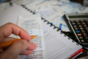 Taxă veche de 25 de ani, eliminată. Bogații beneficiază de un stimulent din partea Guvernului