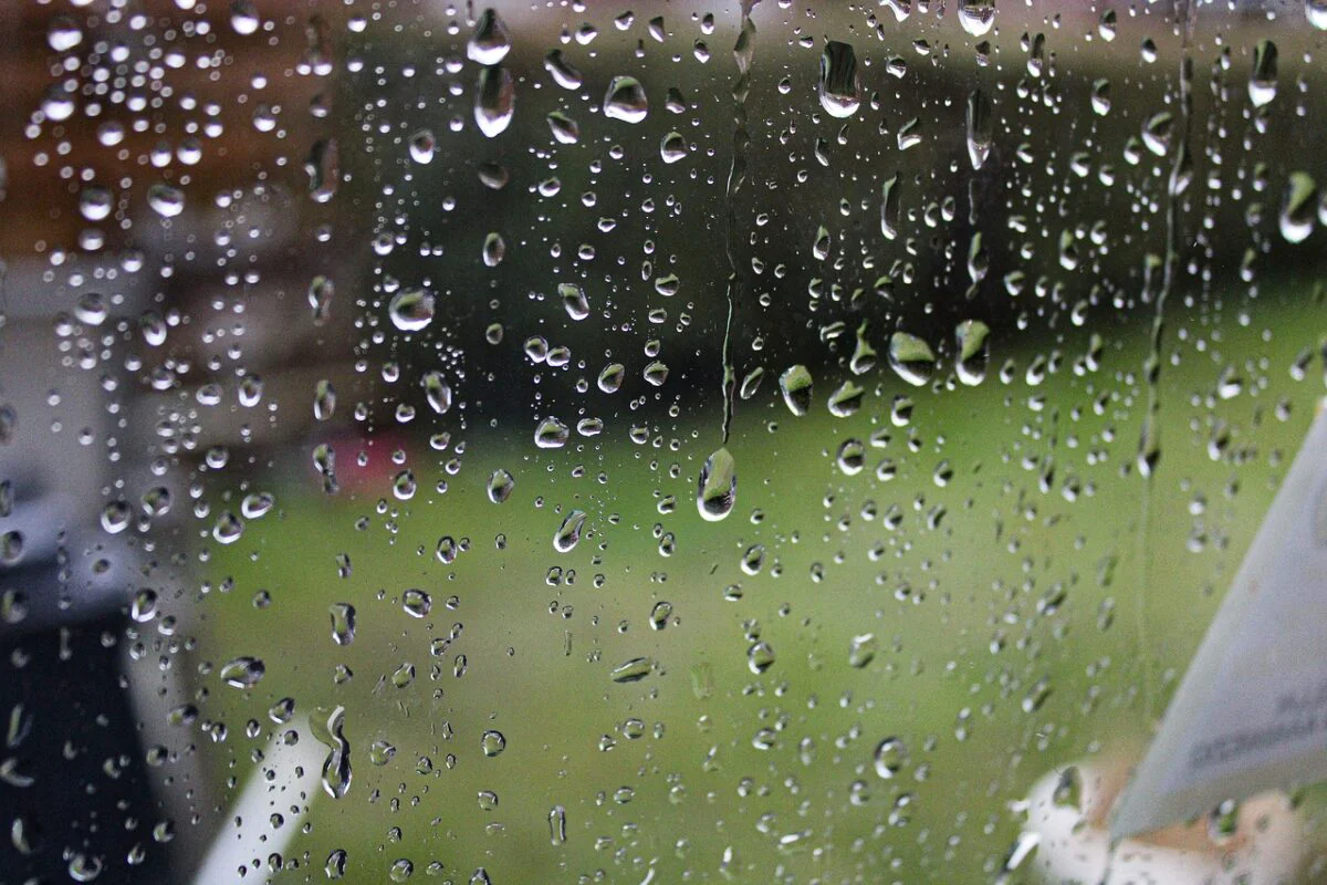 Plouă din plin în toată Republica Moldova, temperaturile sunt în scădere