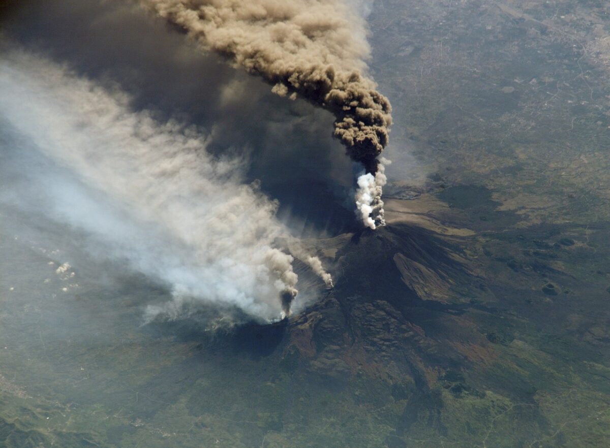 Zboruri suspendate după erupția vulcanului Etna. Avertismentul MAE pentru români