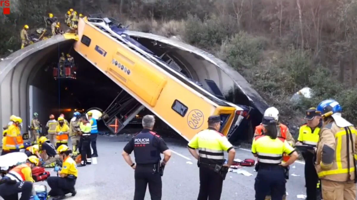Accident cu zeci de victime în Spania. Un autocar de muncitori suspendat la intrarea într-un tunel