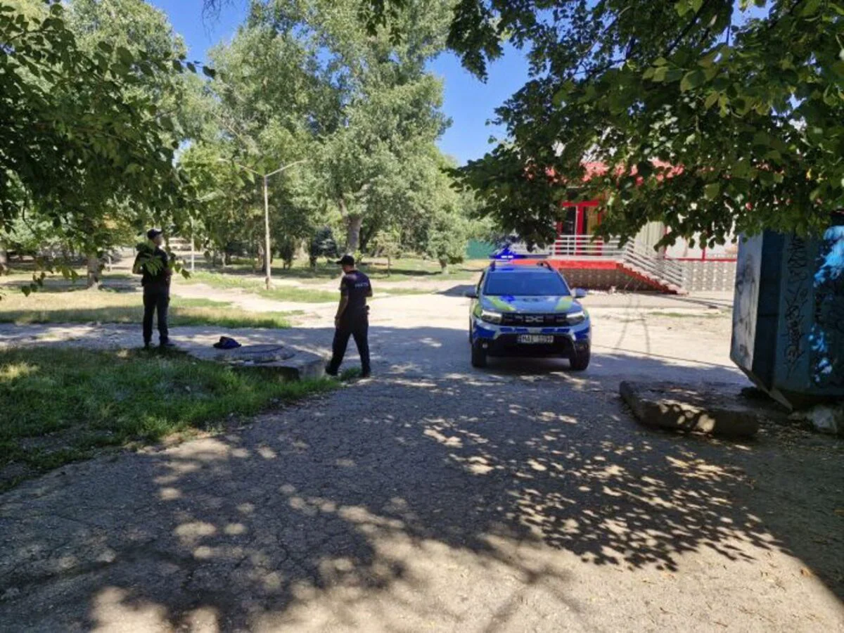 Incident grav într-un parc din Republica Moldova. Un bărbat, rănit după ce a fost stropit cu un lichid