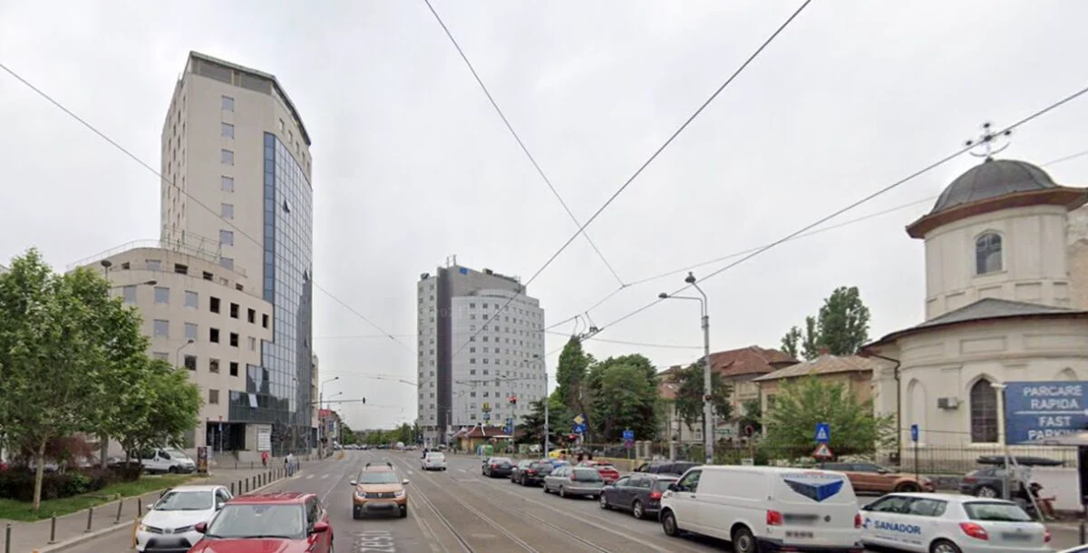 Trafic blocat în București. O schelă de pe un bloc turn stă să cadă