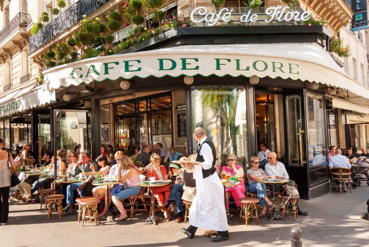 Cafenelele din Paris, o parte importantă a culturii franceze. Politicile extremei drepte ar putea duce la prăbușirea industriei
