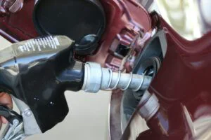 De vineri, 21 iunie, carburanții costă mai mult. Noile prețuri plafon