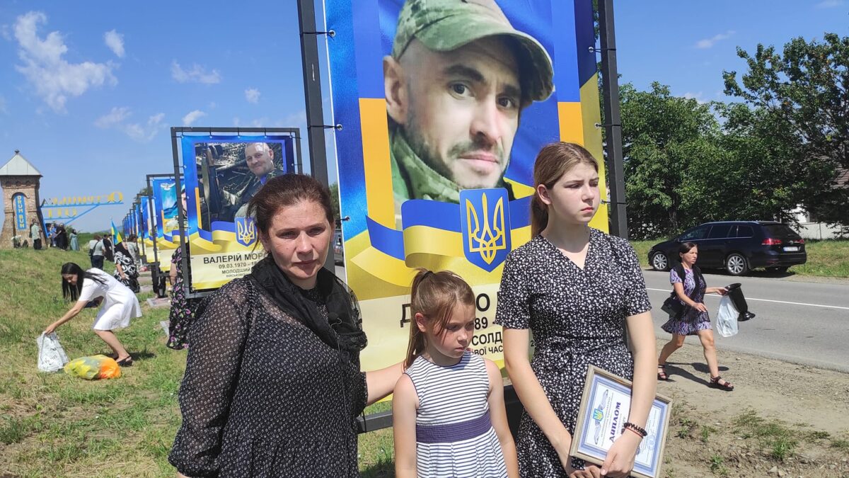 La Ostrița, Cernăuți, a fost inaugurată Aleea Gloriei Eroilor Români, căzuți pe câmpurile de luptă din Ucraina