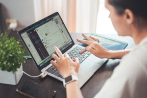 Mii de elevi din școlile clujene învață online